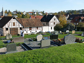 Segnung der Gräber auf dem Friedhof in Naumburg (© Karl-Franz Thiede)